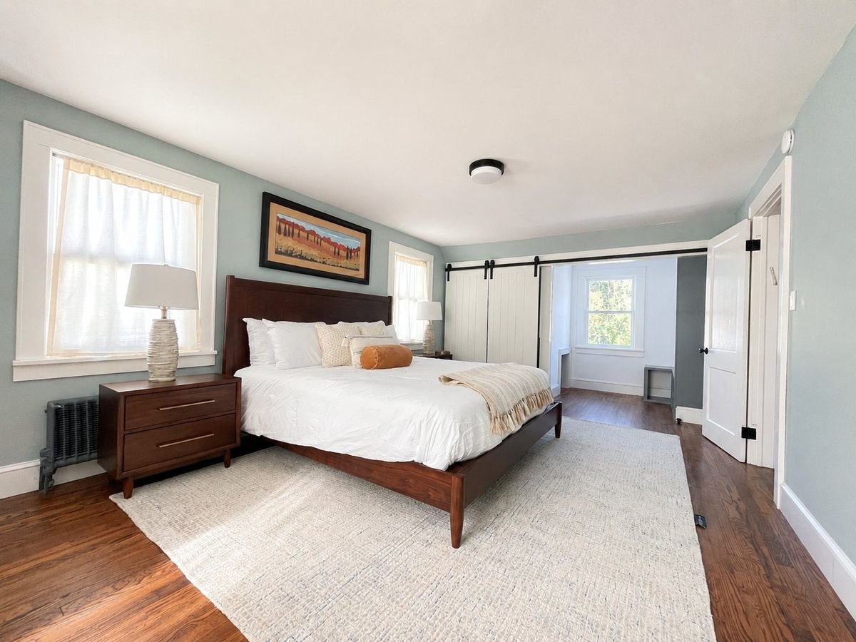 Enclosed Hot Tub, King Bed, 3 bdrm, close to town photo 5