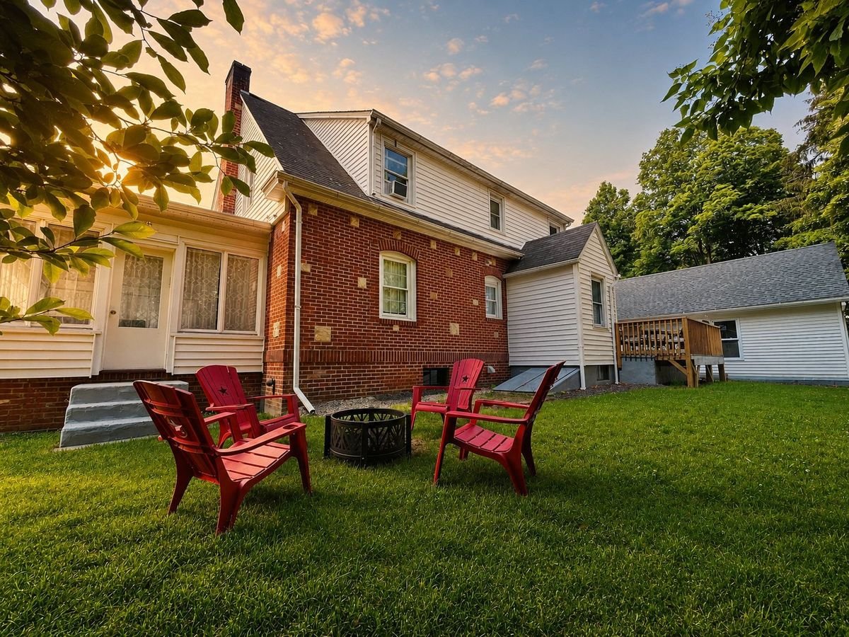 Enclosed Hot Tub, King Bed, 3 bdrm, close to town