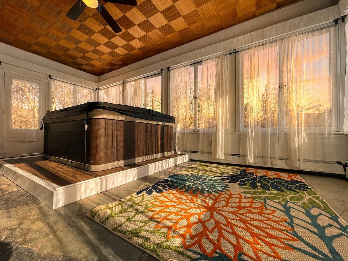 Enclosed Hot Tub, King Bed, 3 bdrm, close to town photo 3